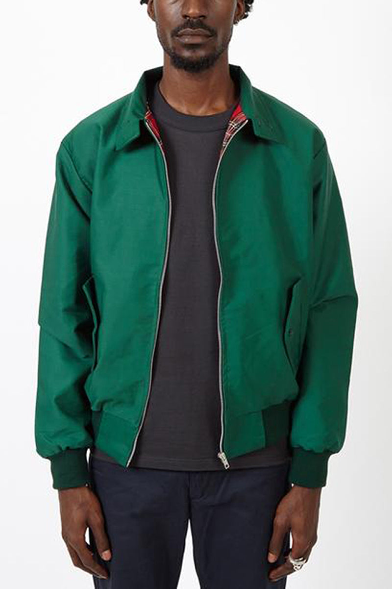 "Trendy heren Harrington vest in marineblauw met opstaande kraag, voorzakken en stijlvolle inrichting."