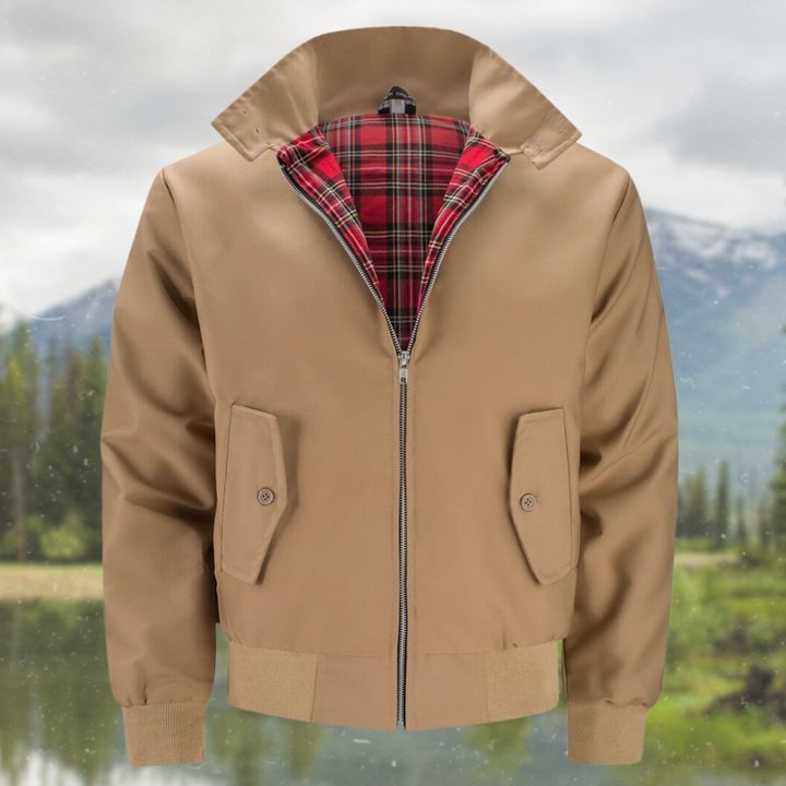 "Trendy heren Harrington vest in marineblauw met opstaande kraag, voorzakken en stijlvolle inrichting."