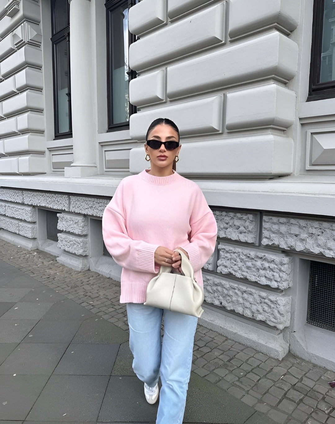 "Trendy oversized sweater in zachtroze met losse pasvorm, ideaal voor herfst en winter, perfect voor jeans en leggings."