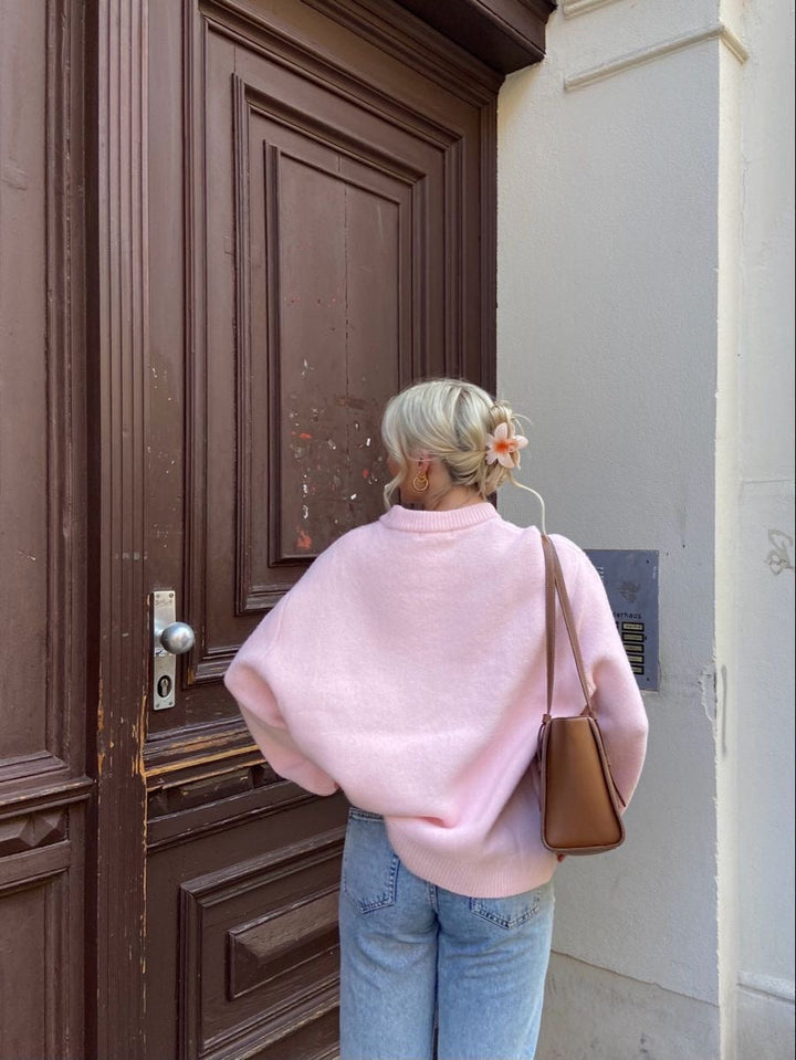 "Trendy oversized sweater in zachtroze met losse pasvorm, ideaal voor herfst en winter, perfect voor jeans en leggings."