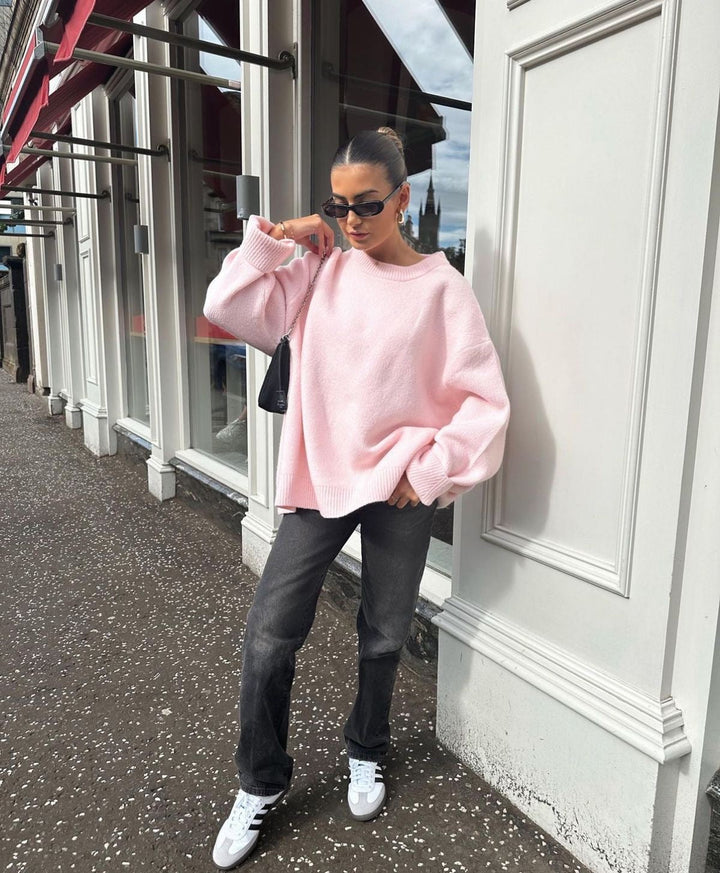 "Trendy oversized sweater in zachtroze met losse pasvorm, ideaal voor herfst en winter, perfect voor jeans en leggings."