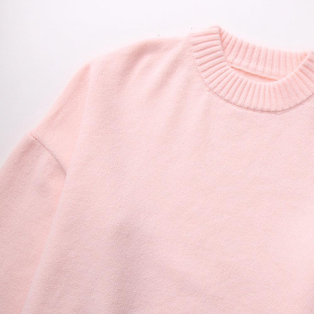 "Trendy oversized sweater in zachtroze met losse pasvorm, ideaal voor herfst en winter, perfect voor jeans en leggings."