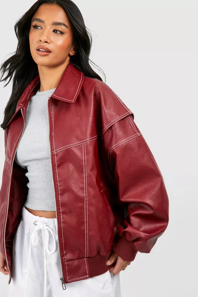 "Trendy rode oversized leren jas voor dames, luxe uitstraling, comfortabel ontwerp met hoogwaardige afwerking."