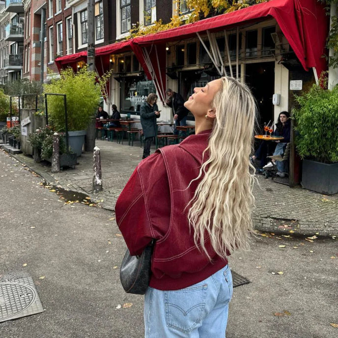 "Trendy rode oversized leren jas voor dames, luxe uitstraling, comfortabel ontwerp met hoogwaardige afwerking."