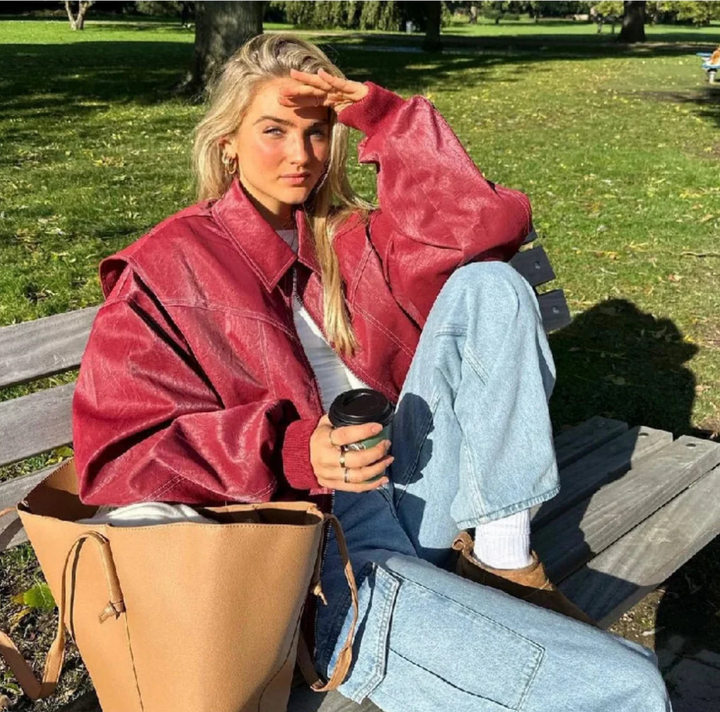 "Trendy rode oversized leren jas voor dames, luxe uitstraling, comfortabel ontwerp met hoogwaardige afwerking."