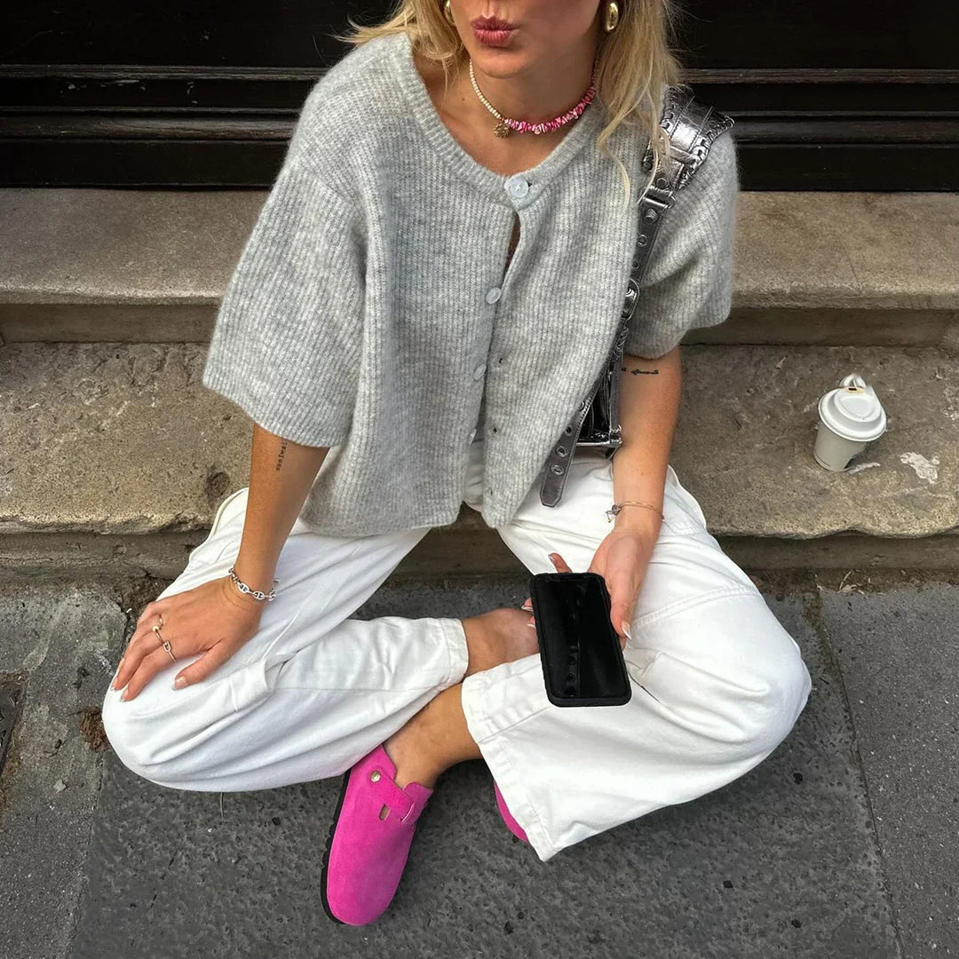 "Trendy streetwear vest met korte mouwen, ronde hals, zacht geel/grijs/roze/zout, perfect voor casual of formele looks."