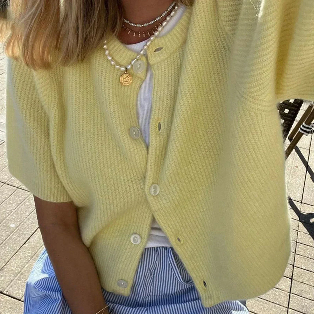 "Trendy streetwear vest met korte mouwen, ronde hals, zacht geel/grijs/roze/zout, perfect voor casual of formele looks."