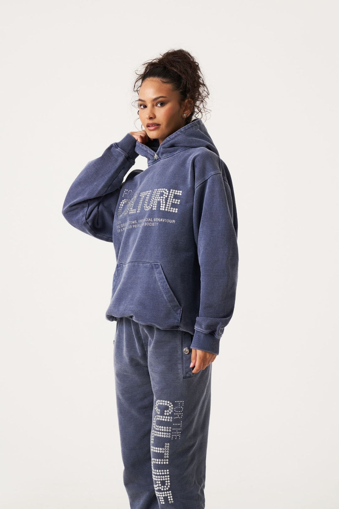 "Trendy unisex hoodie met gedurfde grafische print, ideaal voor streetstyle en comfort in een hoogwaardige katoenmix."