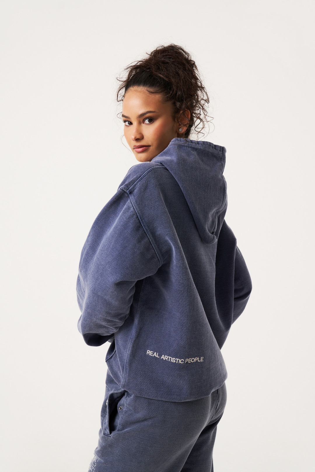 "Trendy unisex hoodie met gedurfde grafische print, ideaal voor streetstyle en comfort in een hoogwaardige katoenmix."