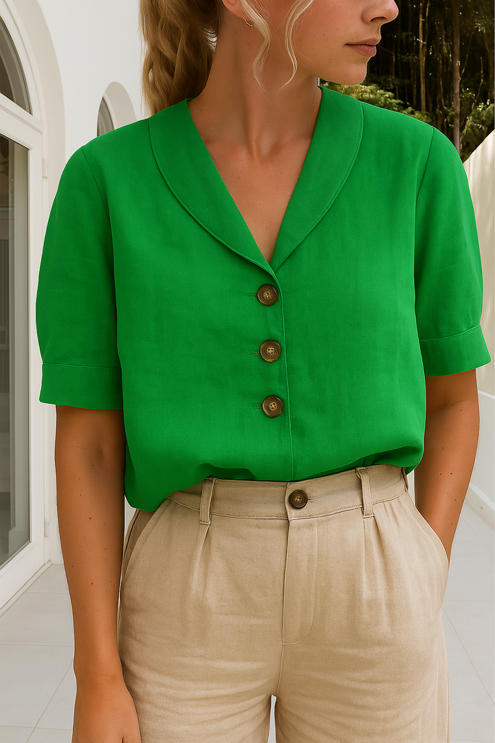 Trendy vrouwelijk T-shirt van katoen en linnen, regular fit, subtiele knopen en envelophals, perfect voor casual lentelook.