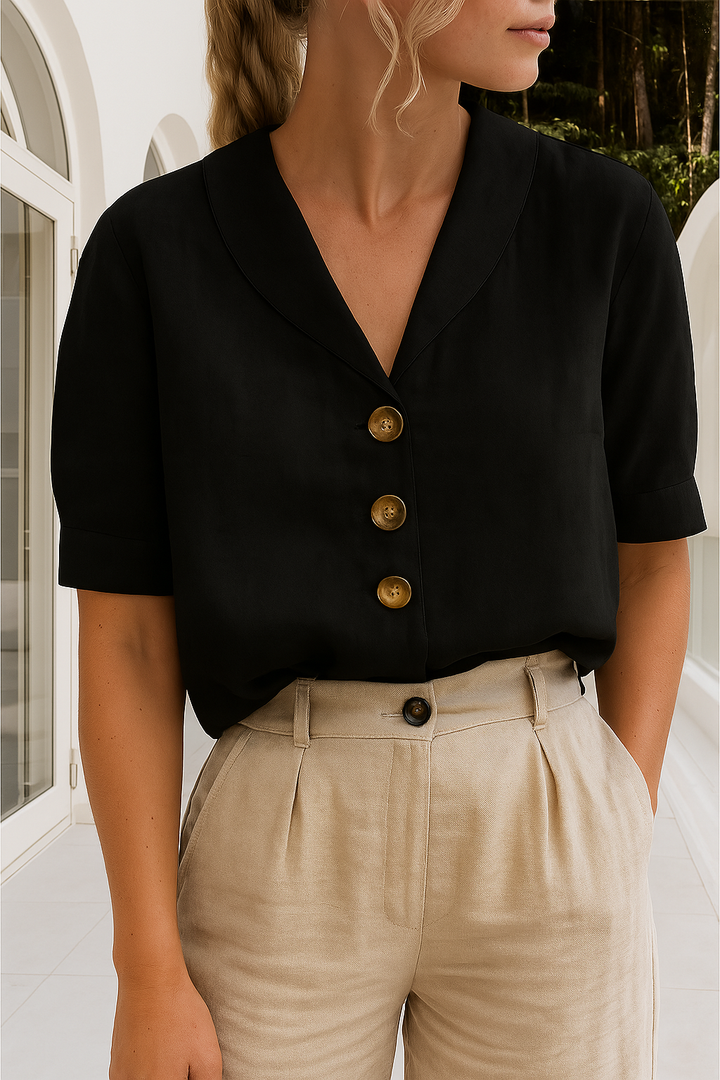 Trendy vrouwelijk T-shirt van katoen en linnen, regular fit, subtiele knopen en envelophals, perfect voor casual lentelook.