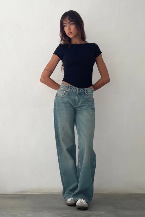 "Trendy Y2K low-rise jeans dames, blauw-wit, slank silhouet en 5-pocket design met stretchdenim voor optimaal comfort."