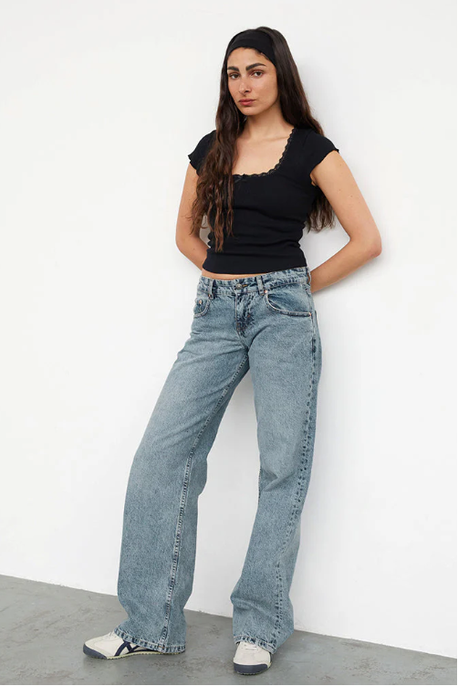 "Trendy Y2K low-rise jeans dames, blauw-wit, slank silhouet en 5-pocket design met stretchdenim voor optimaal comfort."