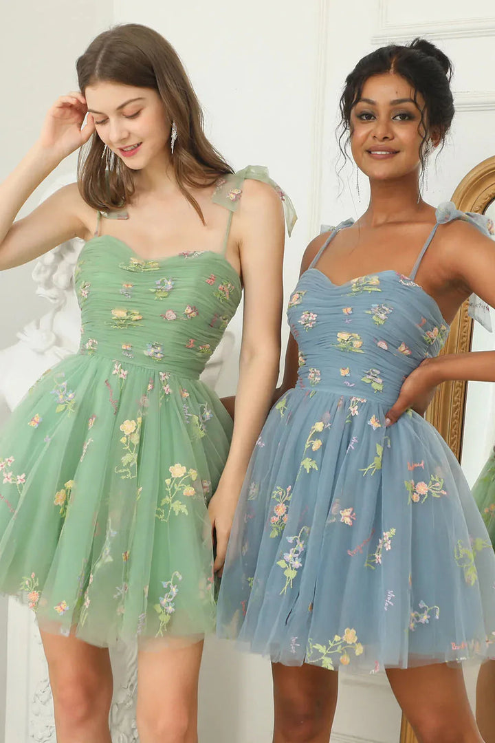 "Tule baljurk met bloemenborduursel, elegant en luxueus, verkrijgbaar in groen en blauw, voor speciale gelegenheden."