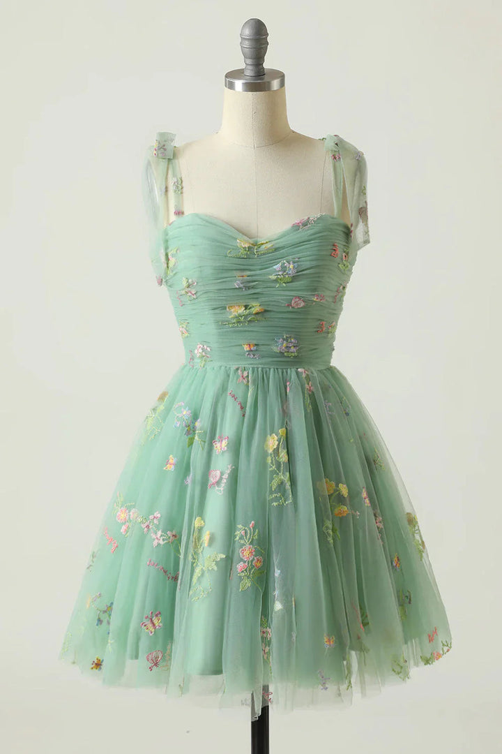 "Tule baljurk met bloemenborduursel, elegant en luxueus, verkrijgbaar in groen en blauw, voor speciale gelegenheden."