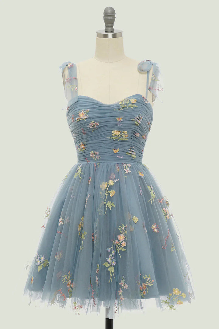 "Tule baljurk met bloemenborduursel, elegant en luxueus, verkrijgbaar in groen en blauw, voor speciale gelegenheden."