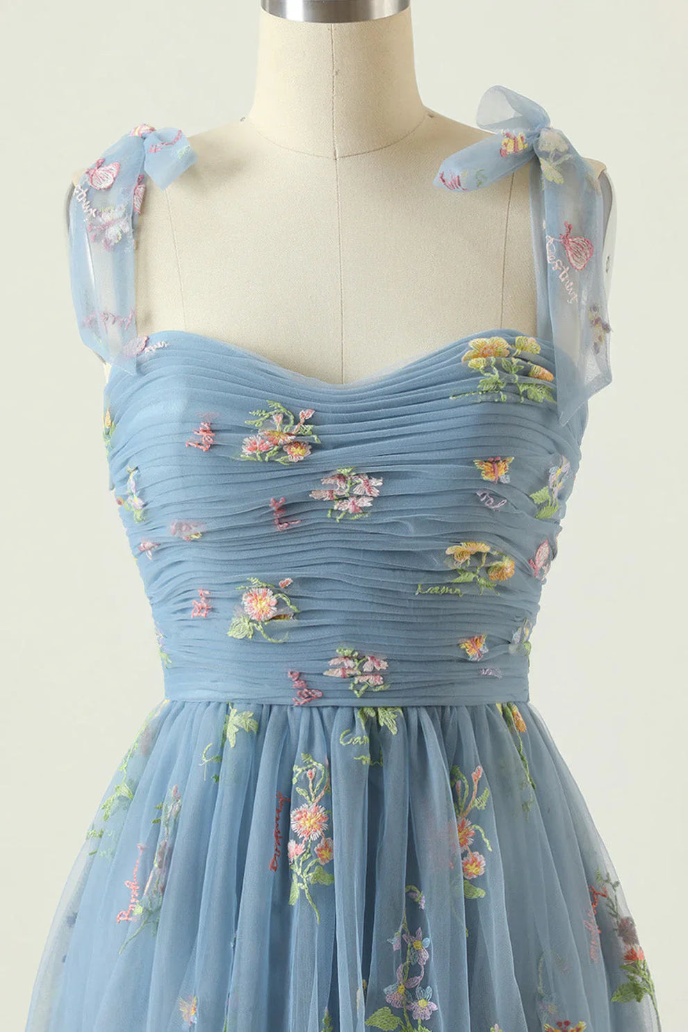 "Tule baljurk met bloemenborduursel, elegant en luxueus, verkrijgbaar in groen en blauw, voor speciale gelegenheden."
