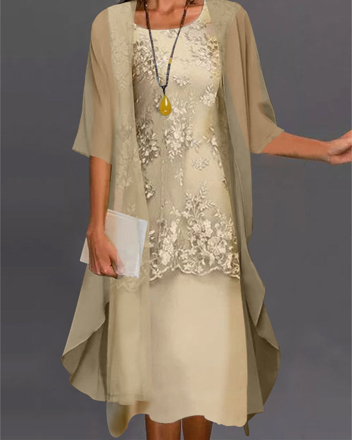 Tweedelige chiffon jurk met smockdetails en tijdloze kleuren, knielang, luchtig en elegant voor diverse gelegenheden.