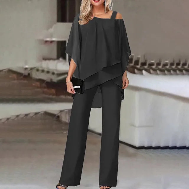 "Tweedelige chiffon set met asymmetrische top en wijde pijpen, elegante off-shoulder details, luchtig en stijlvol."