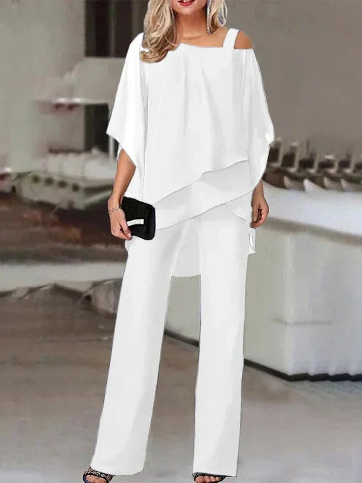 "Tweedelige chiffon set met asymmetrische top en wijde pijpen, elegante off-shoulder details, luchtig en stijlvol."