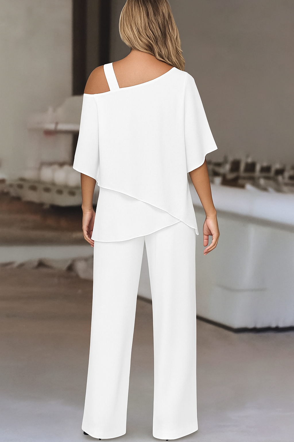 "Tweedelige chiffon set met asymmetrische top en wijde pijpen, elegante off-shoulder details, luchtig en stijlvol."