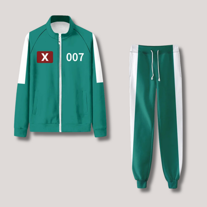 "Uniek Squid Game trainingspak, rood met capuchon en broek, comfortabele pasvorm, ideaal voor fans en cosplay."