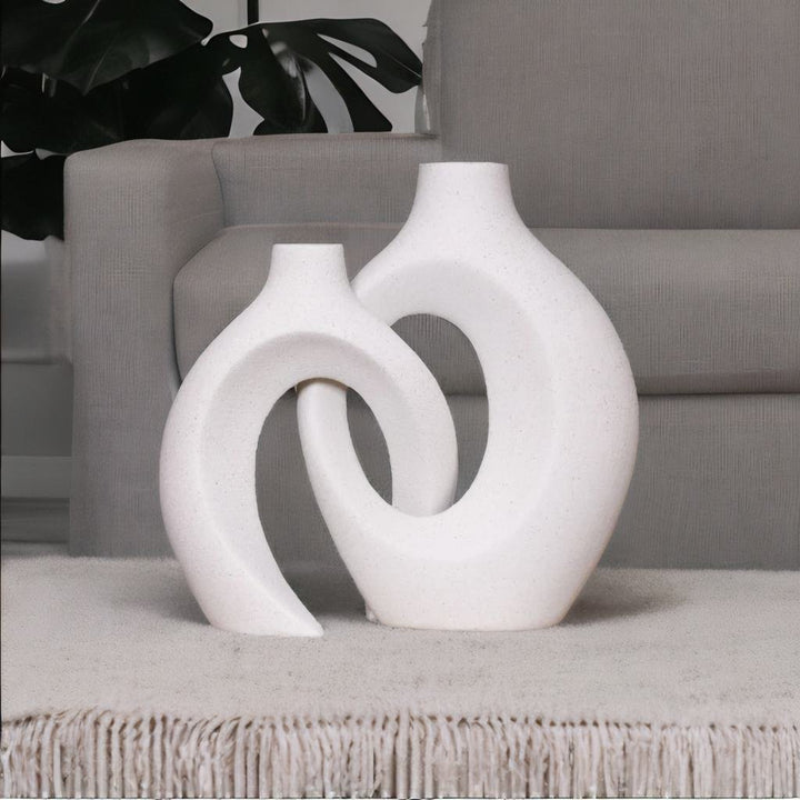 "Unieke keramische bloemenvaas met verweven design, perfect voor elk interieur. Verkrijgbaar in crème, indigo en mat zwart."