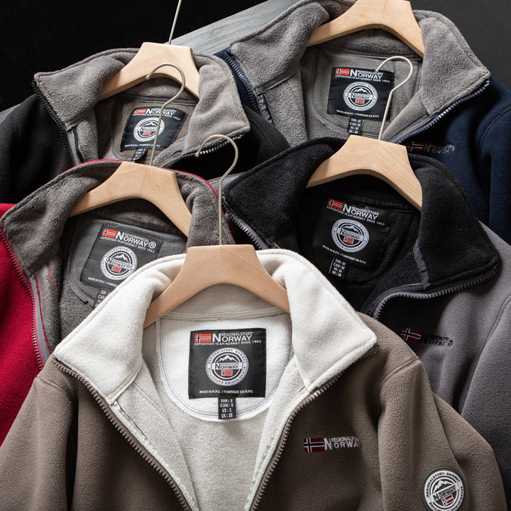 "Unisex ultra warme fleece jas in zacht materiaal voor heren en dames, perfect voor koude winterdagen met praktische zakken."