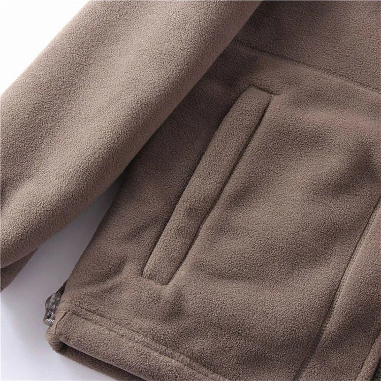 "Unisex ultra warme fleece jas in zacht materiaal voor heren en dames, perfect voor koude winterdagen met praktische zakken."