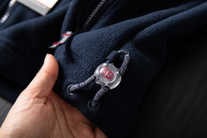 "Unisex ultra warme fleece jas in zacht materiaal voor heren en dames, perfect voor koude winterdagen met praktische zakken."