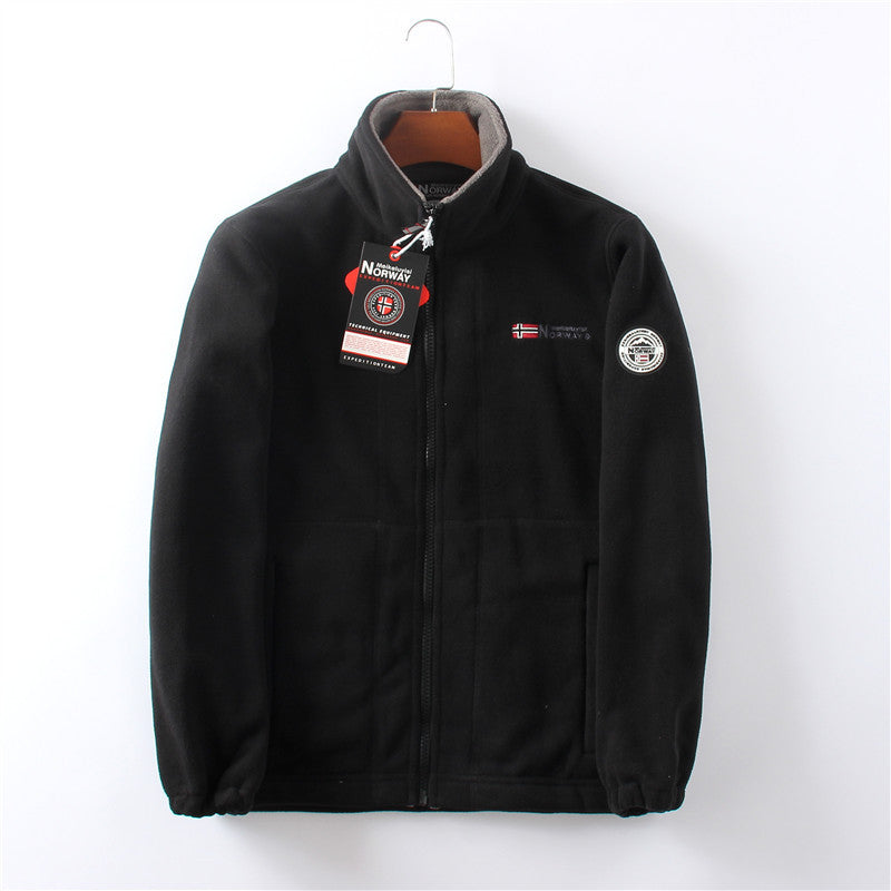 "Unisex ultra warme fleece jas in zacht materiaal voor heren en dames, perfect voor koude winterdagen met praktische zakken."