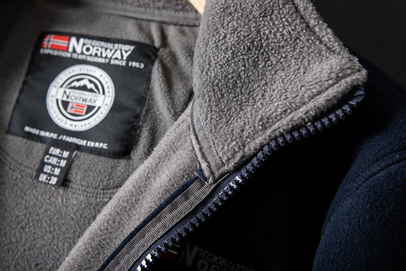 "Unisex ultra warme fleece jas in zacht materiaal voor heren en dames, perfect voor koude winterdagen met praktische zakken."