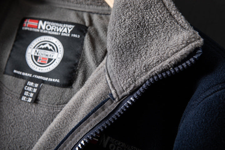 "Unisex ultra warme fleece jas in zacht materiaal voor heren en dames, perfect voor koude winterdagen met praktische zakken."