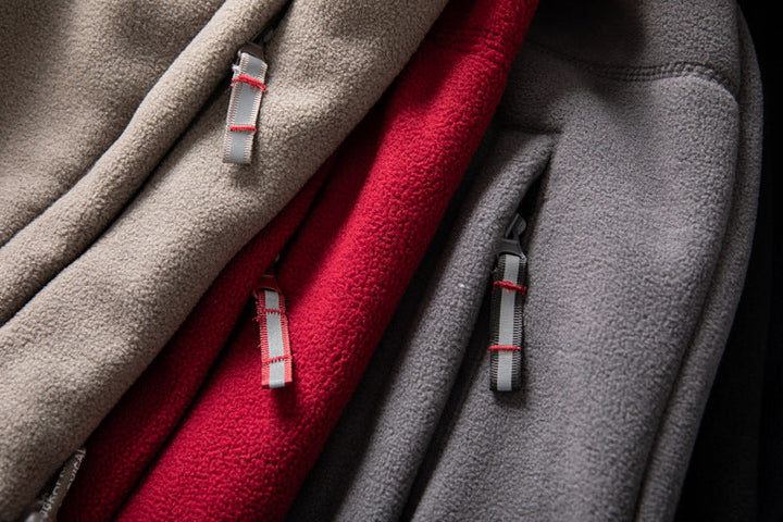 "Unisex ultra warme fleece jas in zacht materiaal voor heren en dames, perfect voor koude winterdagen met praktische zakken."