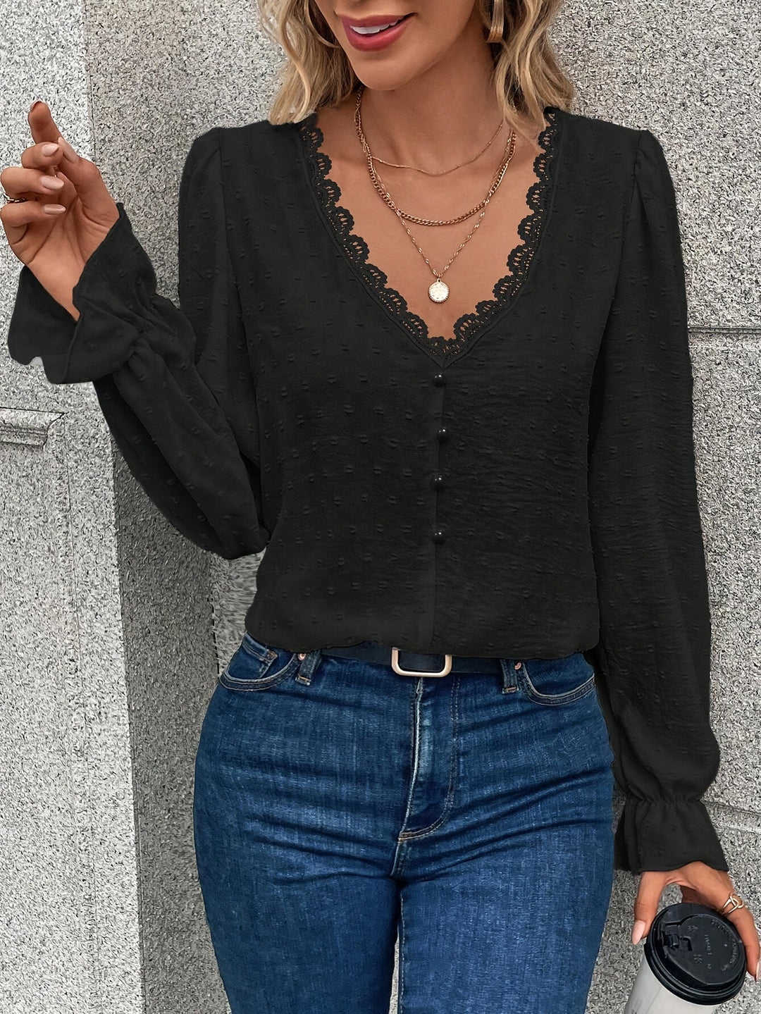 "V-Hals blouse met lange mouwen, elegante kantkraag, lichtgewicht stof en verfijnde uitstraling, voorkant aanzicht."