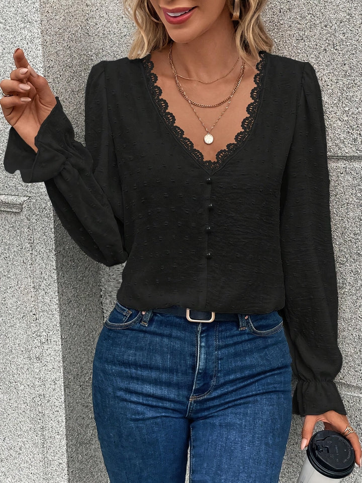 "V-Hals blouse met lange mouwen, elegante kantkraag, lichtgewicht stof en verfijnde uitstraling, voorkant aanzicht."