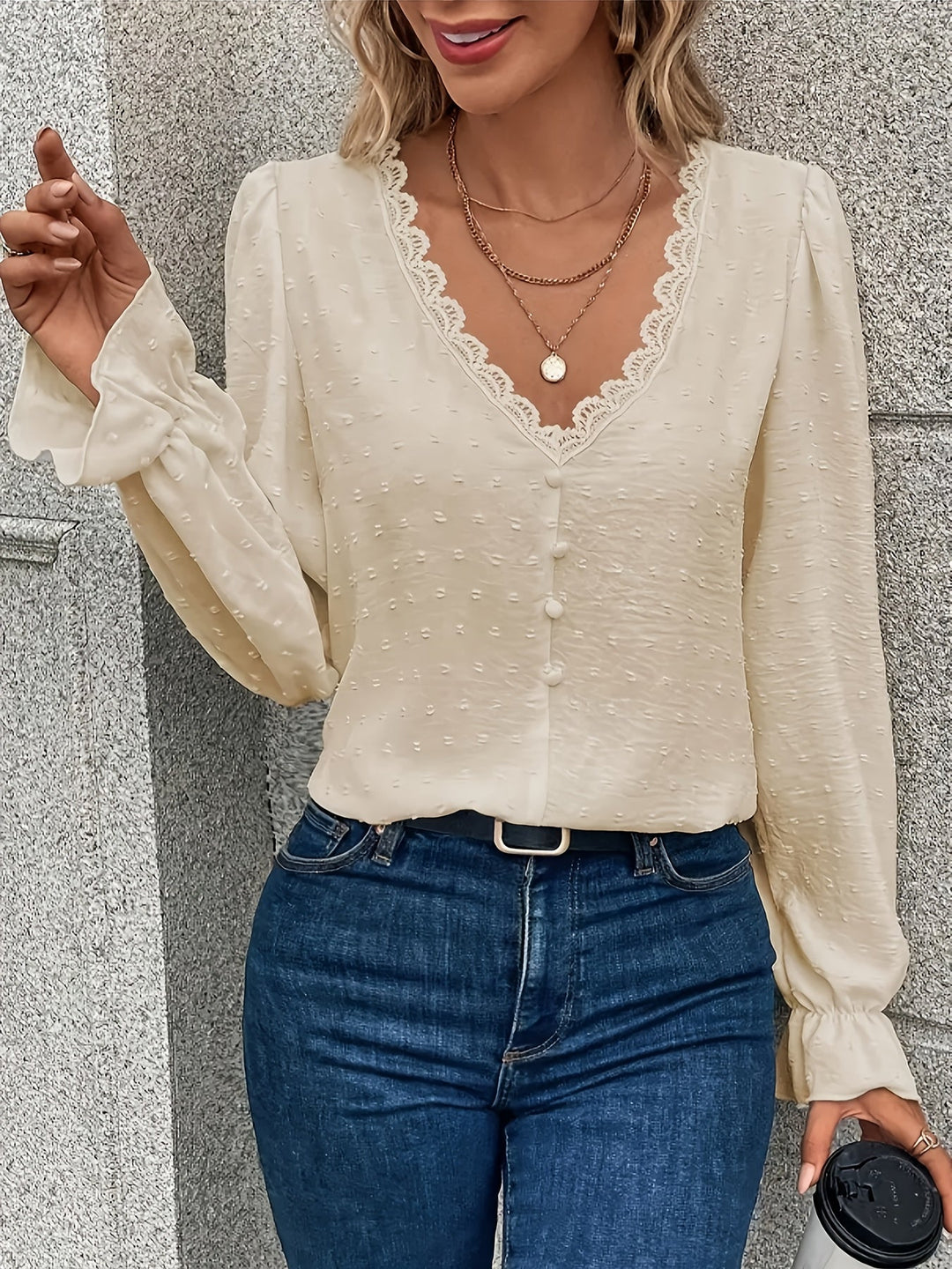 "V-Hals blouse met lange mouwen, elegante kantkraag, lichtgewicht stof en verfijnde uitstraling, voorkant aanzicht."