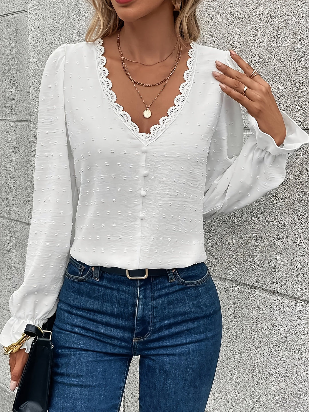 "V-Hals blouse met lange mouwen, elegante kantkraag, lichtgewicht stof en verfijnde uitstraling, voorkant aanzicht."