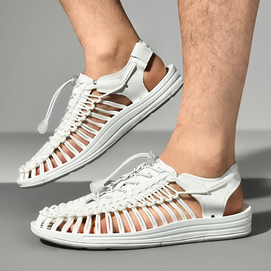 "Veelzijdige witte zomersandalen voor heren, luchtig ontwerp met ergonomische pasvorm, ideaal voor zomeractiviteiten."
