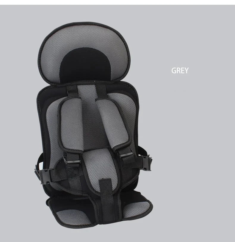 "Veilig verstelbaar autostoeltje, stijlvol beige met gordelsysteem, voor comfort en bescherming van baby tot peuter."