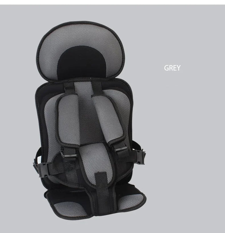 "Veilig verstelbaar autostoeltje, stijlvol beige met gordelsysteem, voor comfort en bescherming van baby tot peuter."