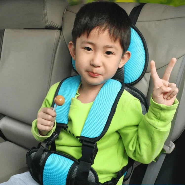 "Veilig verstelbaar autostoeltje, stijlvol beige met gordelsysteem, voor comfort en bescherming van baby tot peuter."