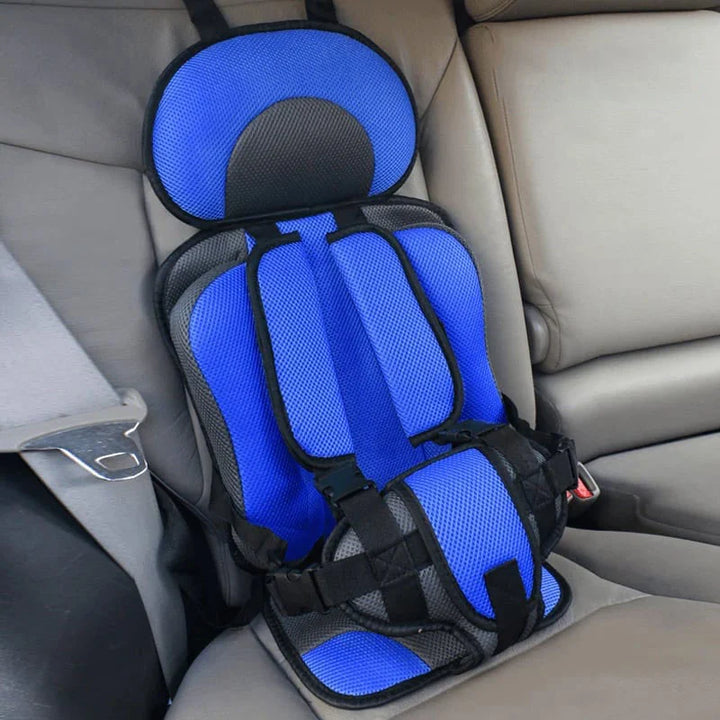 "Veilig verstelbaar autostoeltje, stijlvol beige met gordelsysteem, voor comfort en bescherming van baby tot peuter."