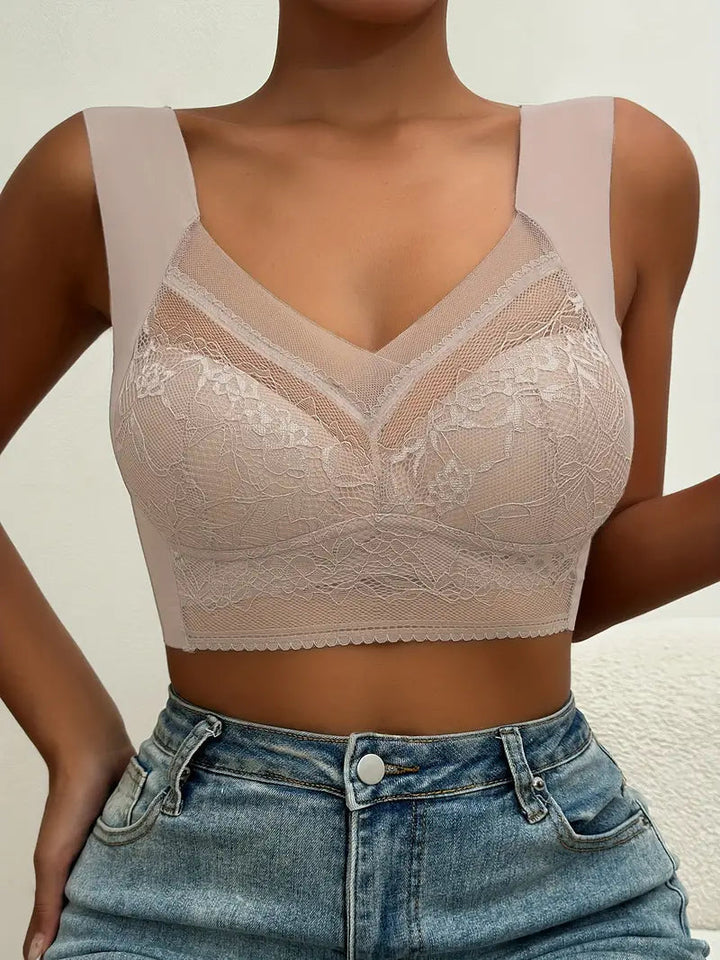 "Verfijnde kant bralette met elegante brede schouderbanden voor luxe ondersteuning en stijlvolle uitstraling."