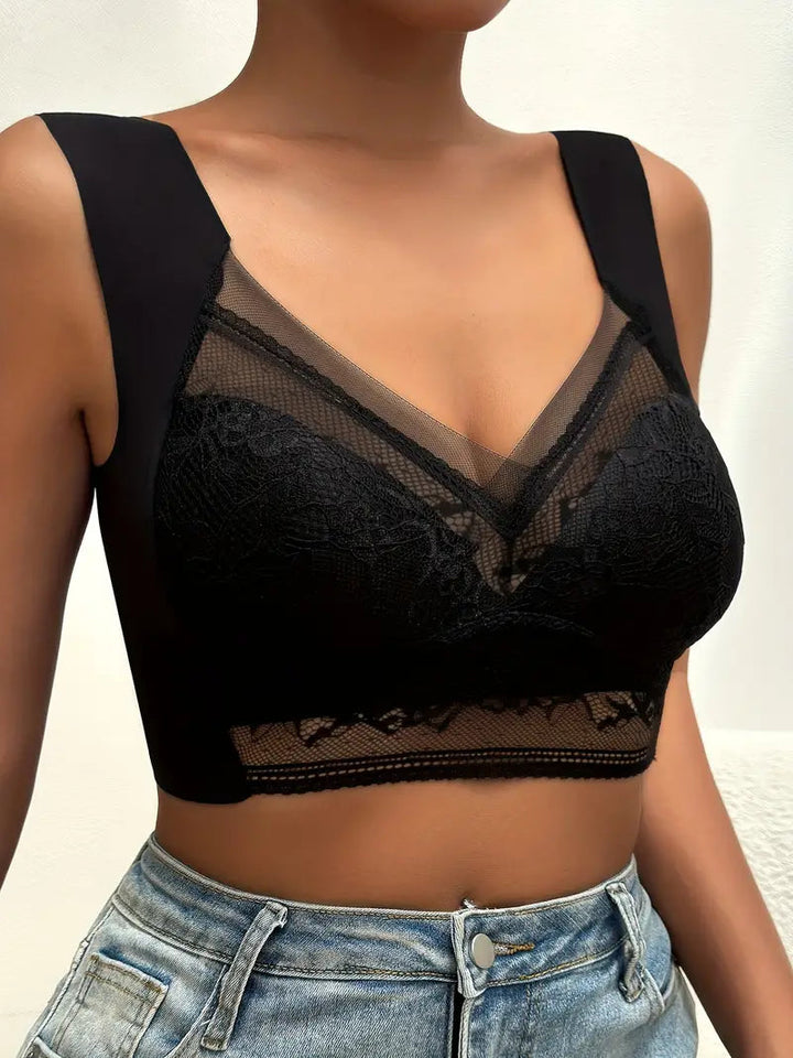"Verfijnde kant bralette met elegante brede schouderbanden voor luxe ondersteuning en stijlvolle uitstraling."