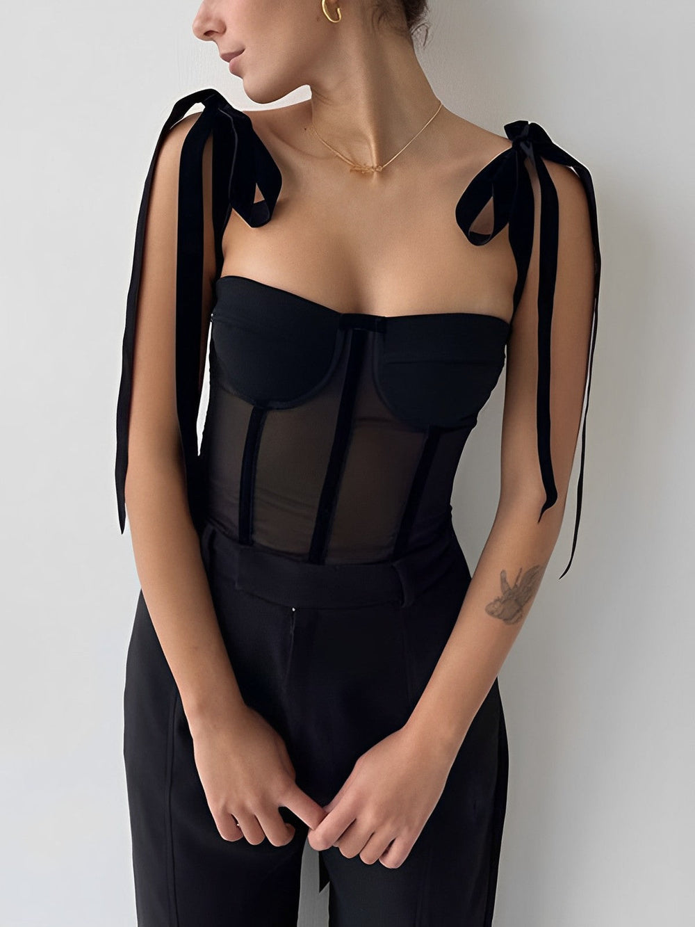 "Verleidelijke sheer mesh bustier top, semi-transparante details, figuuraccentuerend, elegant en speels design."