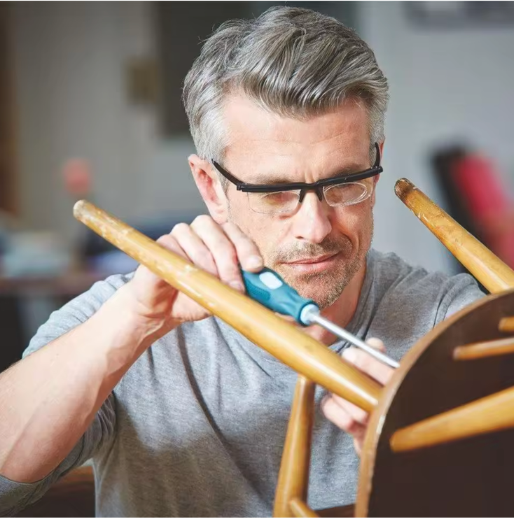 "Verstelbare bril met zelf aanpasbare lenzen, lichtgewicht en ergonomisch ontwerp voor optimaal comfort bij elke activiteit."