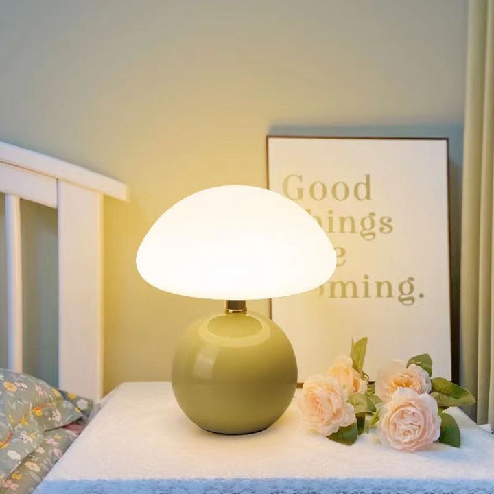 "Verstelbare LED paddenstoel lamp in modern design, keramiek en PVC, voor elegante sfeer in huis of kantoor."