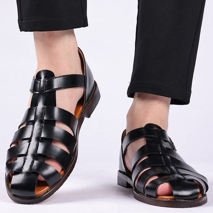 "Verstelbare leren sandalen voor heren met elegante gesp en robuuste details, ideaal voor zomercomfort en stijl."