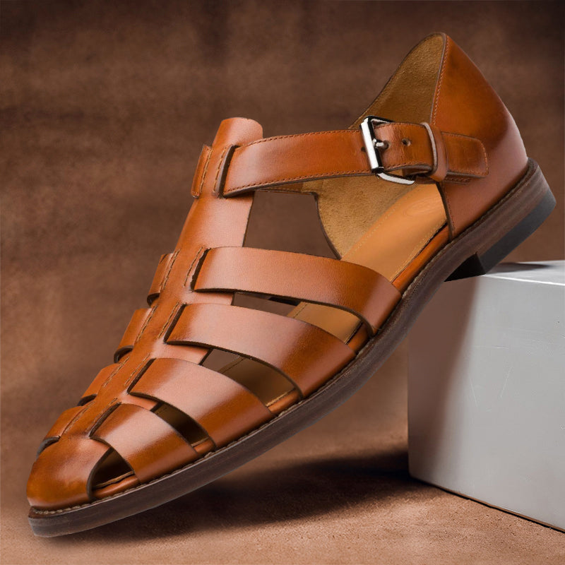 "Verstelbare leren sandalen voor heren met elegante gesp en robuuste details, ideaal voor zomercomfort en stijl."